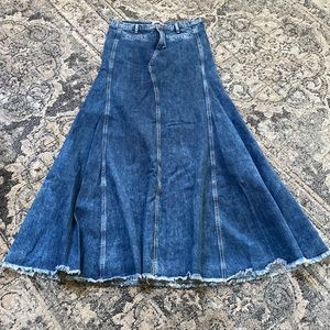 Denim maxi skirt🌻